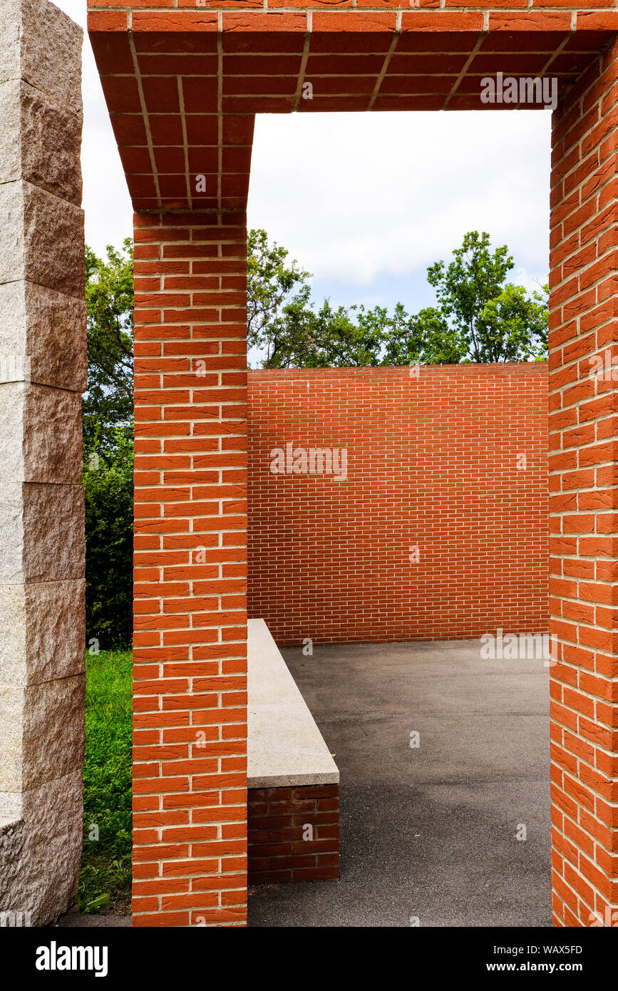 Álvaro Siza à travailler la promenade avec "ouvrir" à la Vitra, Weil am Rhein, Allemagne. Banque D'Images