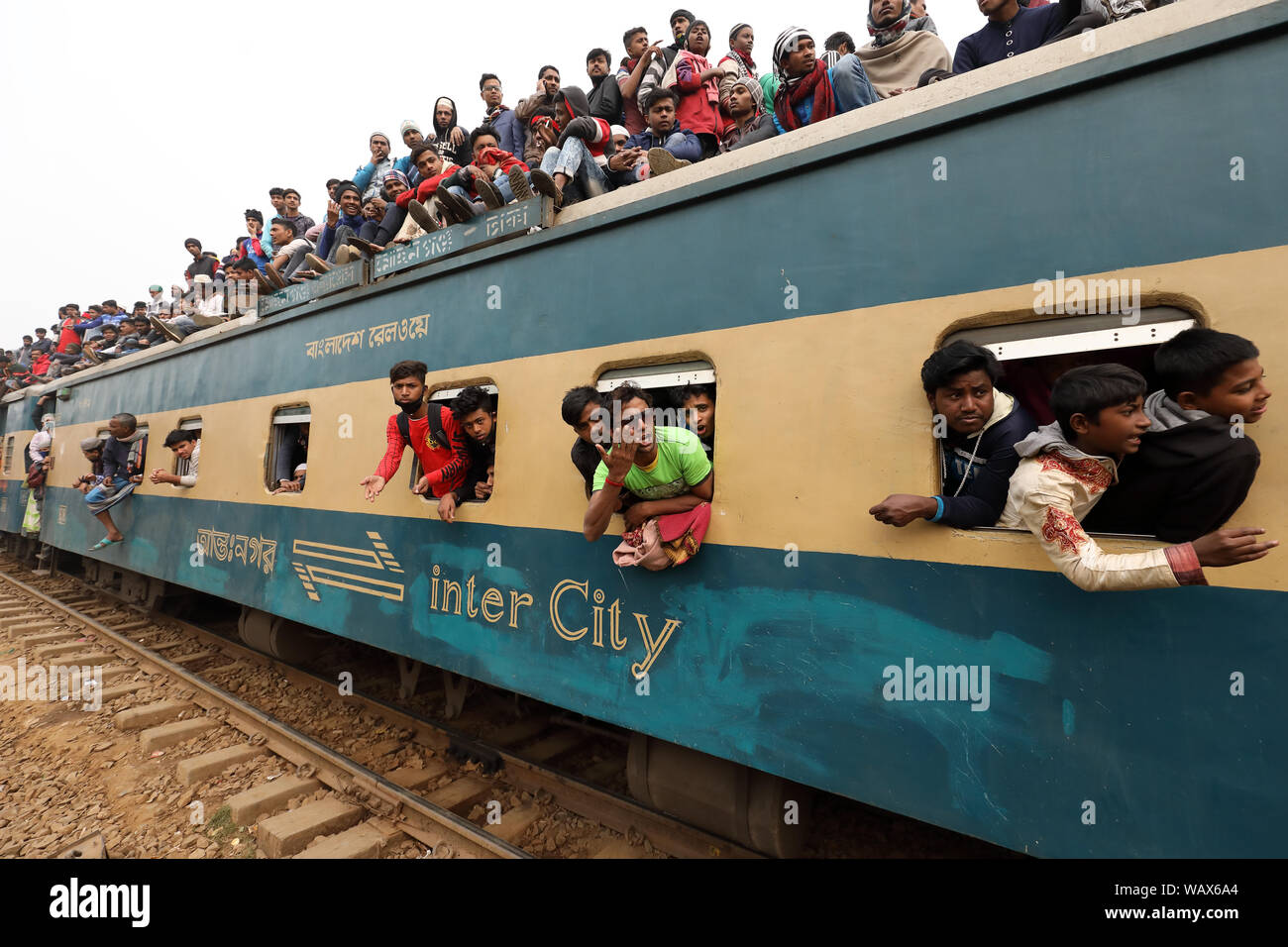 Pèlerins musulmans Bishwa Ijtema de retour à Dhaka, au Bangladesh. Bishwa Ijtema est la plus grande congrégation islamique du monde Banque D'Images