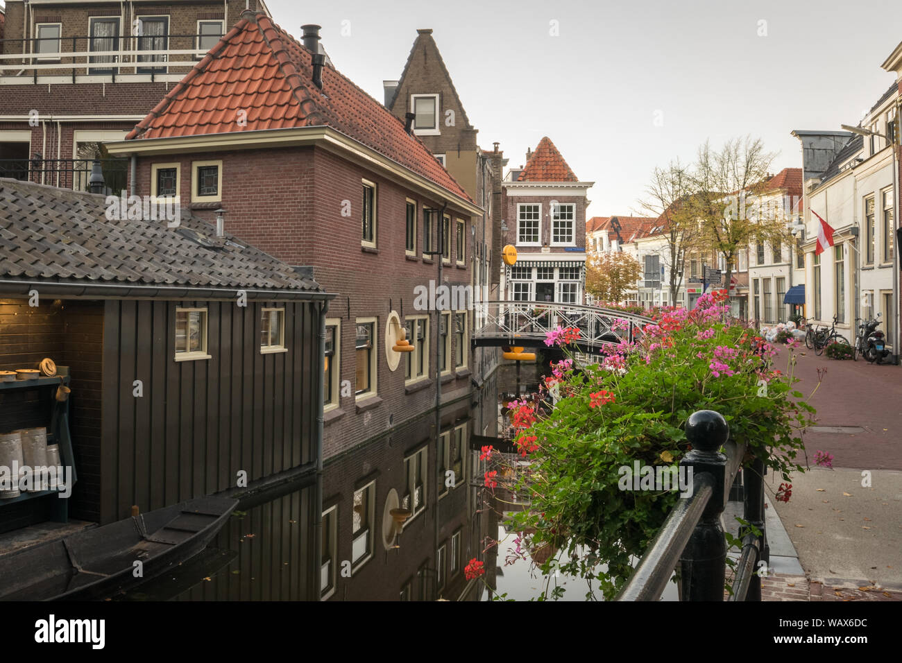 Maisons du canal traditionnel néerlandais dans la ville historique de Gouda, Hollande Banque D'Images