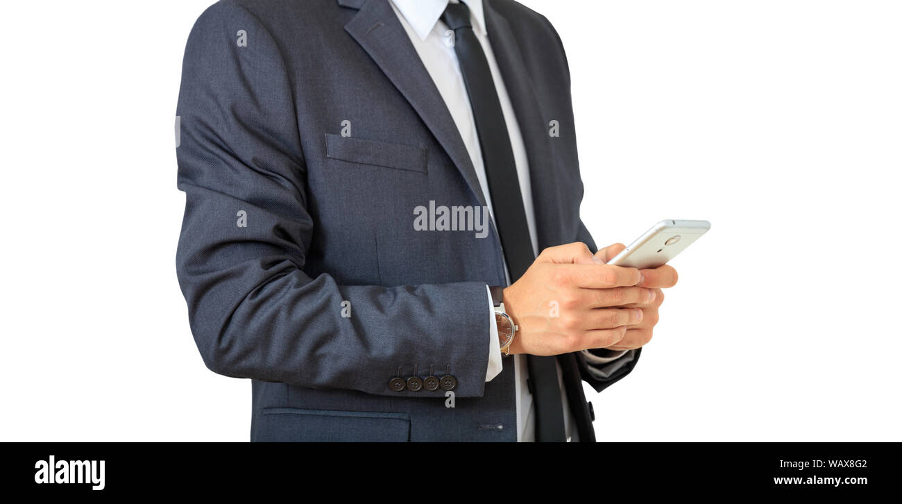 L'homme à l'aide de mobile smart phone, découpe isolées contre l'arrière-plan blanc, vue en gros plan. Jeune homme en costume gris bleu Banque D'Images