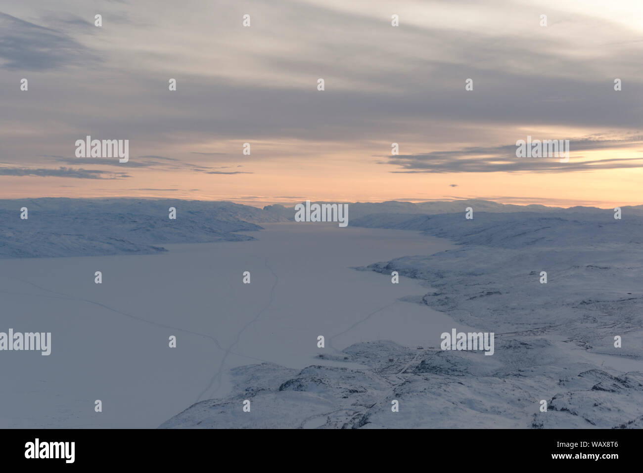 Dans arktischer Verschneite Landschaft Nacht. Blick aus dem Flugzeug auf einen Fjord in der Nähe von Kommunia Kangerlussaq, Qeqqata, Sisimut, Arménie, Banque D'Images