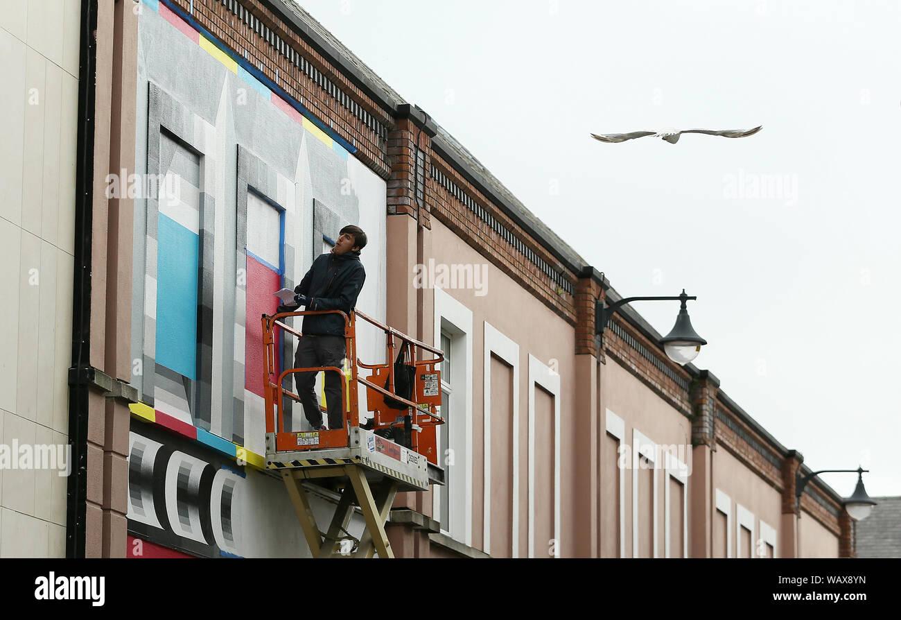 Artiste perdu.L'optique, de Roumanie, travaille sur une fresque qui fait partie de l'enceinte de Waterford et graffiti street art festival qui se déroule entre 22 et 25 août dans la ville de Waterford, Irlande. Banque D'Images