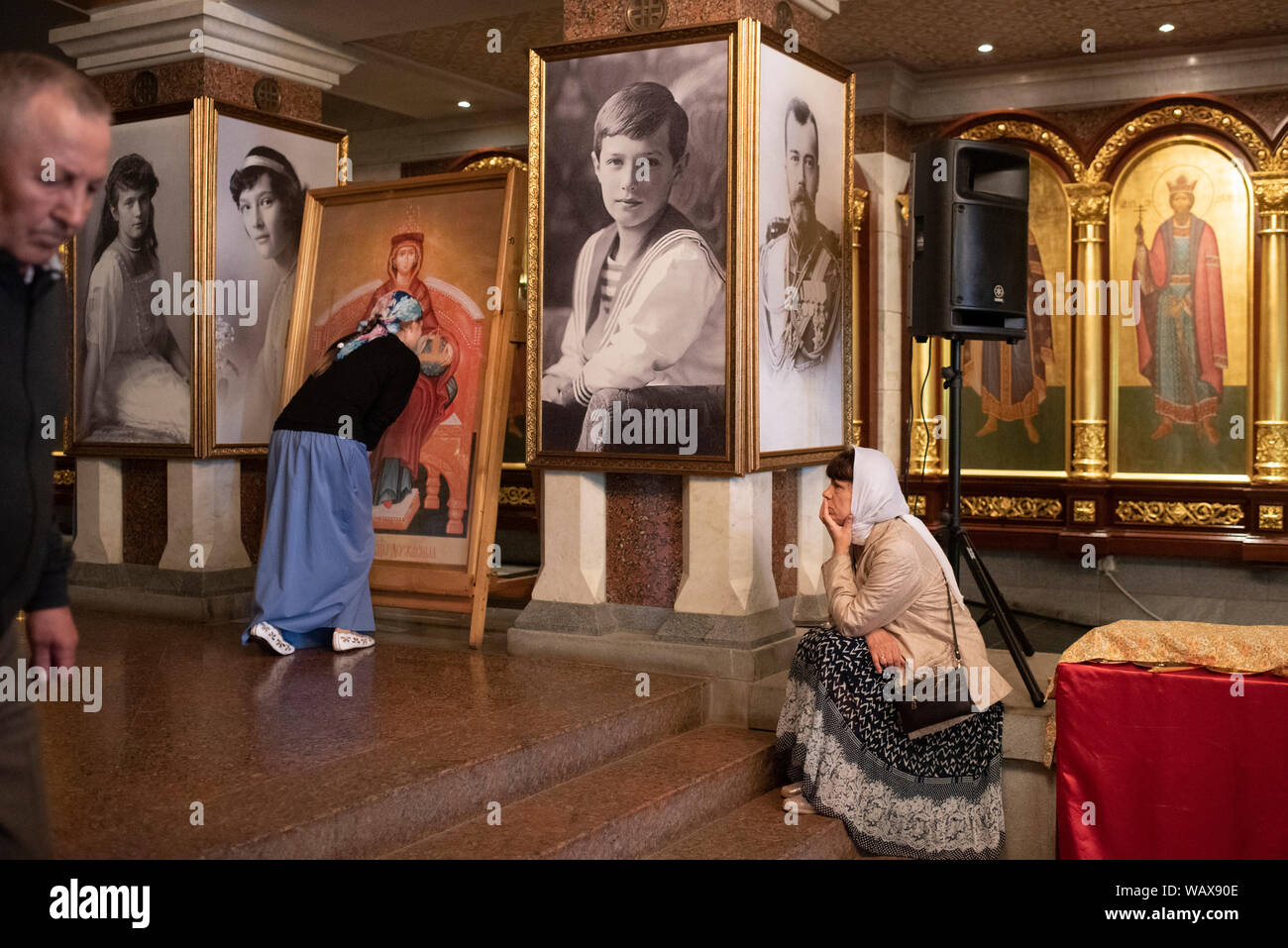 A l'entrée de la crypte, sont affichés les portraits de la famille impériale, les pèlerins se doivent d'embrasser les portraits et de faire le signe d Banque D'Images