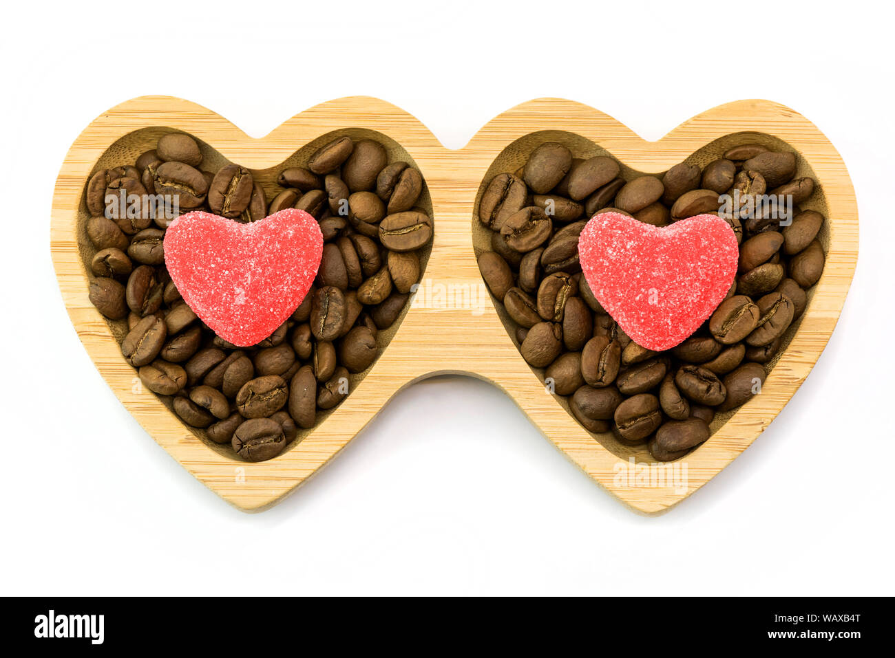 Plaque en bois avec coeur bonbons pour la Saint-Valentin et les grains de café, vue du dessus Banque D'Images