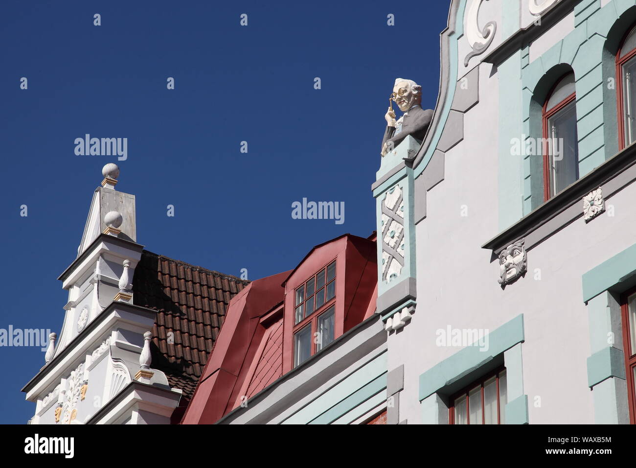 La figure de Peeping Tom placé à l'extérieur de la maison par sa femme, dans la vieille ville de Tallinn, Estonie Banque D'Images