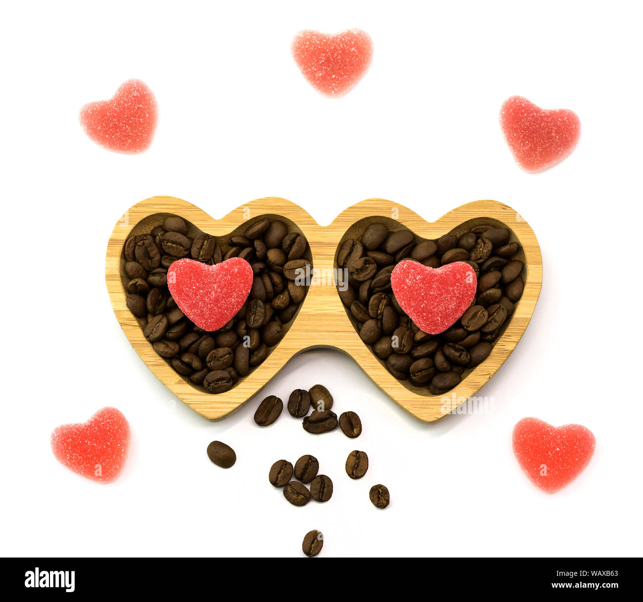 Plaque en bois avec coeur bonbons pour la Saint-Valentin et les grains de café, vue du dessus Banque D'Images