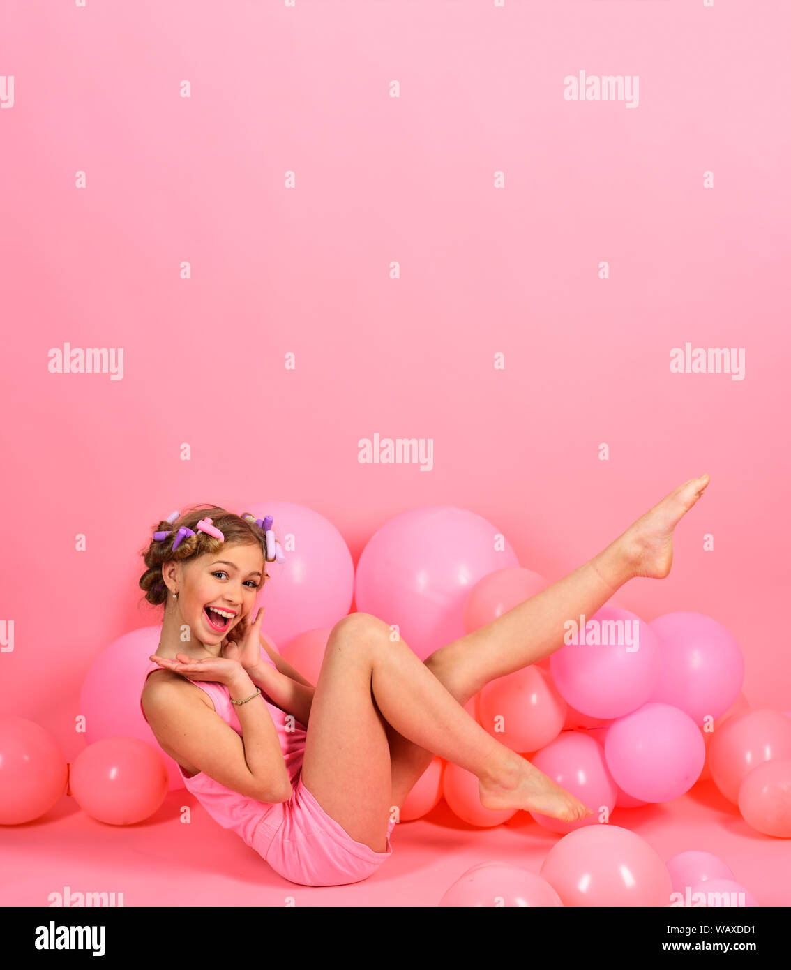 Parti Maison De Vacances Sur Ballons Fond Studio Rose Retro Kid Girl Pin Up La Remise En Forme Decoration D Anniversaire De L Enfance Little Girl Dreaming Punchy Pastels S Photo Stock Alamy Parti Maison De Vacances Sur Ballons Fond Studio Rose Retro Kid Girl Pin Up La Remise En Forme Decoration D Anniversaire De L Enfance Little Girl Dreaming Punchy Pastels S Photo Stock Alamy