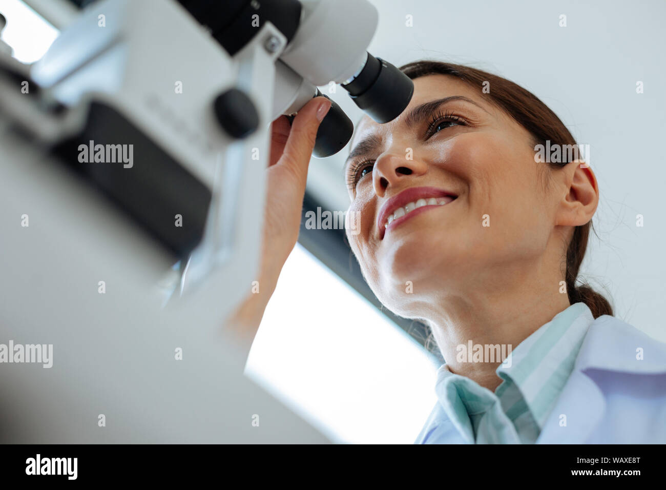 D'un angle faible heureux smiling woman Banque D'Images