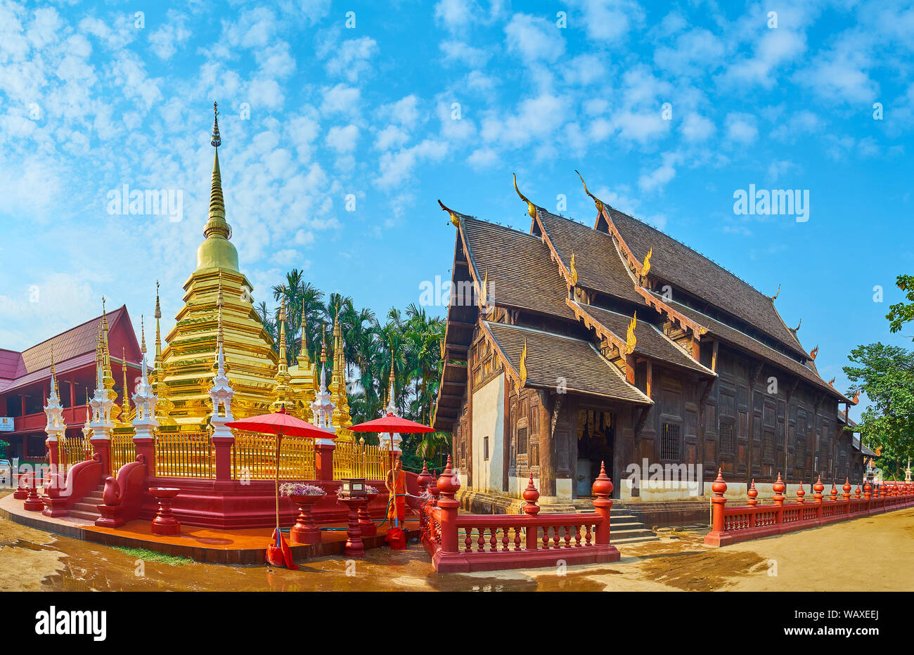 CHIANG MAI, THAÏLANDE - Mai 2, 2019 : Panorama de Wat Phan Tao avec chedi doré, garni de hti parapluie, mini-tall, chedis blancs sculptés et mondops m Banque D'Images