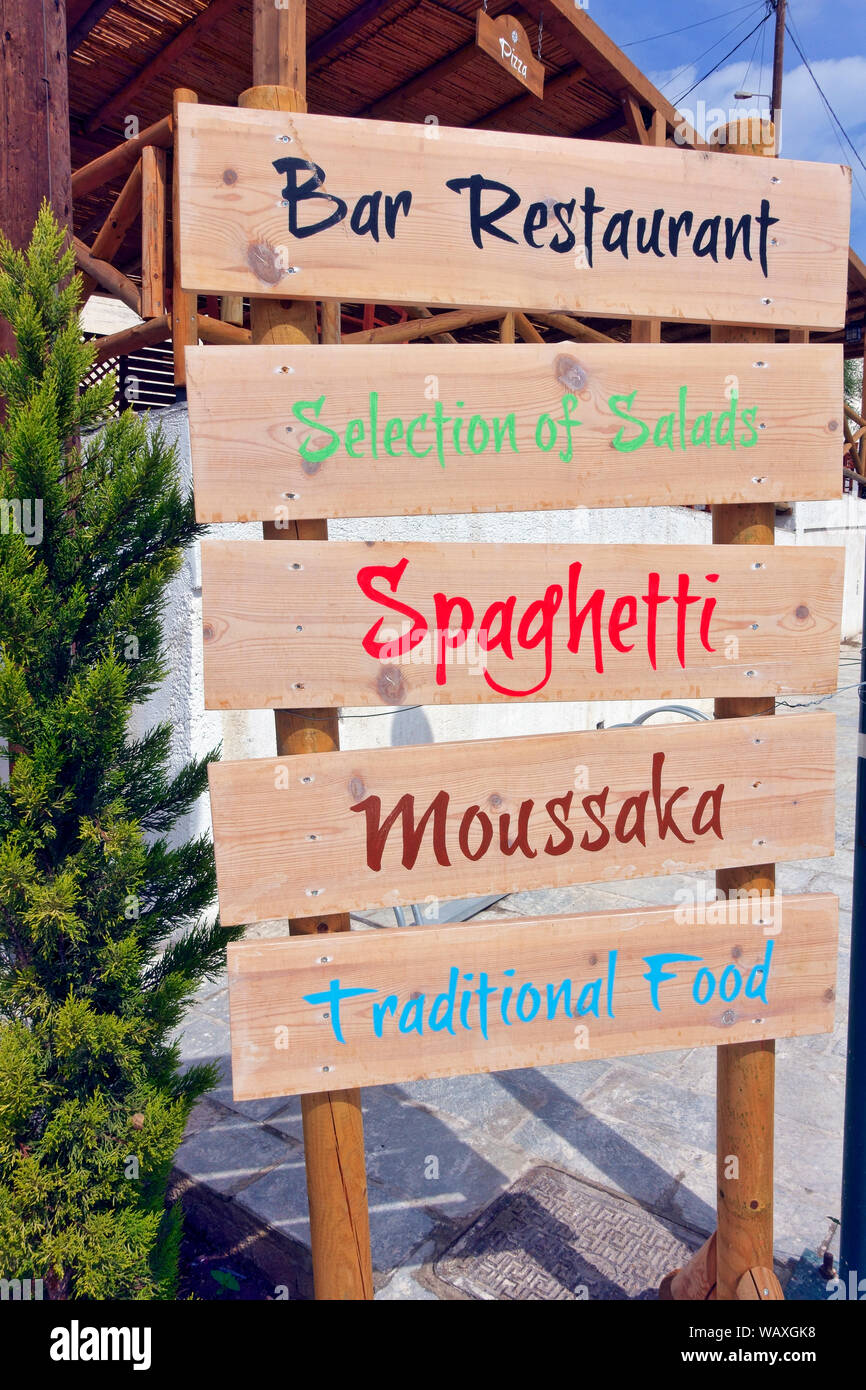 Bar restaurant sign en Grèce montrant les types de repas disponibles Banque D'Images