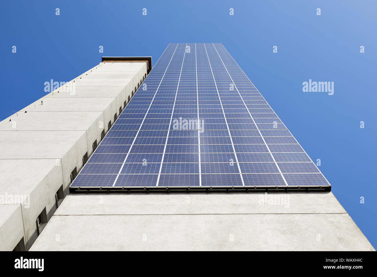 Londres, Royaume-Uni - 17 août 2019 : cellules solaires photovoltaïques installés sur le côté d'autorité locale bloc tour résidentielle. Banque D'Images