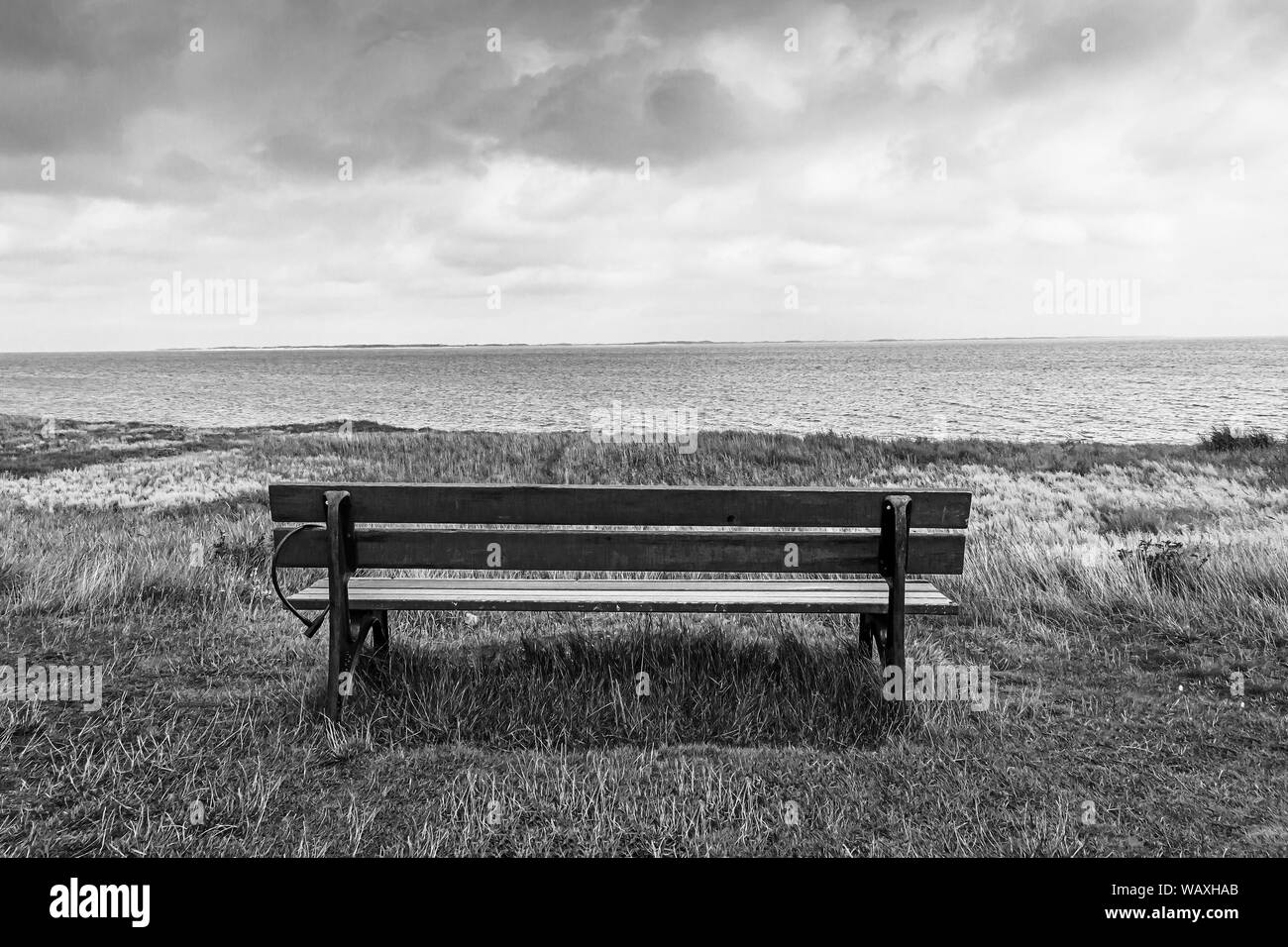 Banc en bois sur la côte ouest de l'île Amrum Banque D'Images