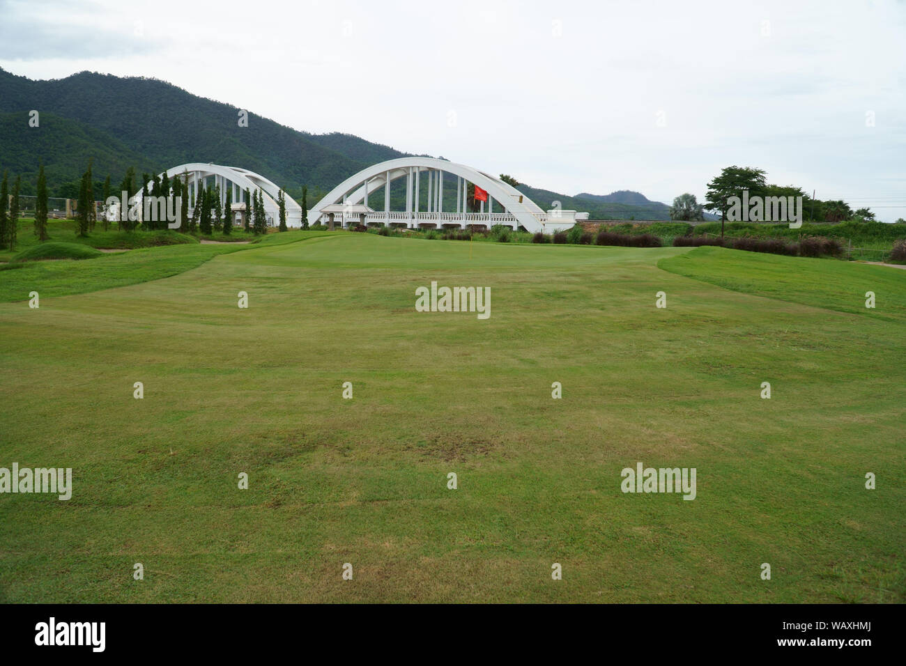 Voir les magnifiques parcours de golf avec pont blanc, chemin de fer pont Phu Chom Tha contexte en Mae Tha district, Lumphun, Thaïlande Banque D'Images