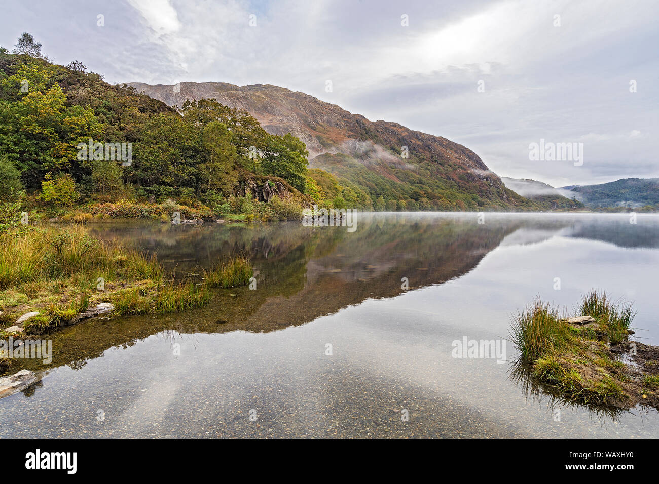 À l'est le long de Llyn Dinas sur un matin brumeux dans la vallée de Gwynant Beddgelert près du Parc National de Snowdonia au nord du Pays de Galles UK Octobre 2018 Banque D'Images