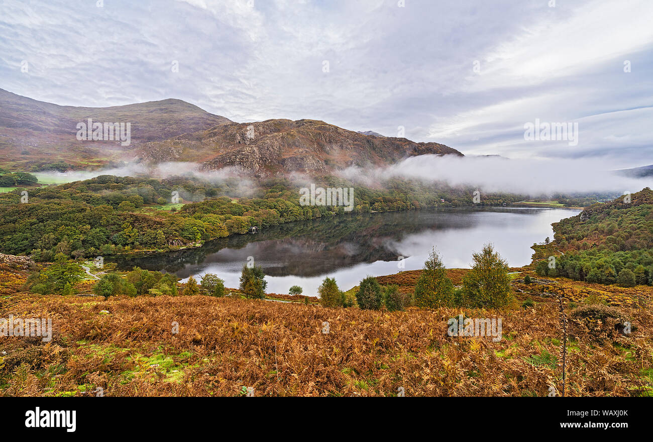 Brume matinale sur Llyn Dinas dans la vallée de Gwynant Snowdinia près du Parc National de Beddgelert au nord du Pays de Galles UK Octobre 2018 Banque D'Images