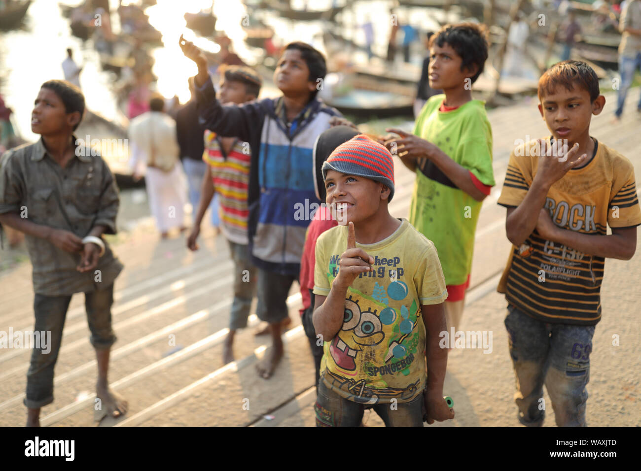 Les enfants des rues de Dhaka, Bangladesh. Le Bangladesh a un nombre estimé de 670 000 enfants des rues ci-dessus Banque D'Images