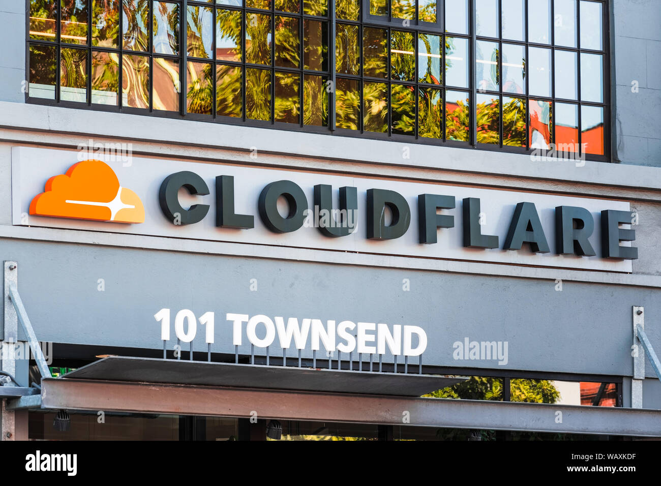 21 août 2019 San Francisco / CA / USA - Close up of logo Cloudflare au siège de la société ; Cloudflare, Inc. est une infrastructure web Banque D'Images