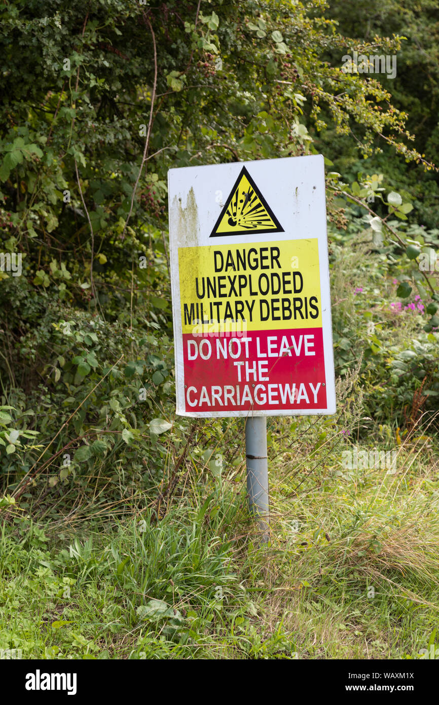 Danger - débris militaires non explosés - ne laissez pas le panneau de la chaussée, Imber, Salisbury Plain, Wiltshire, Angleterre, Royaume-Uni Banque D'Images