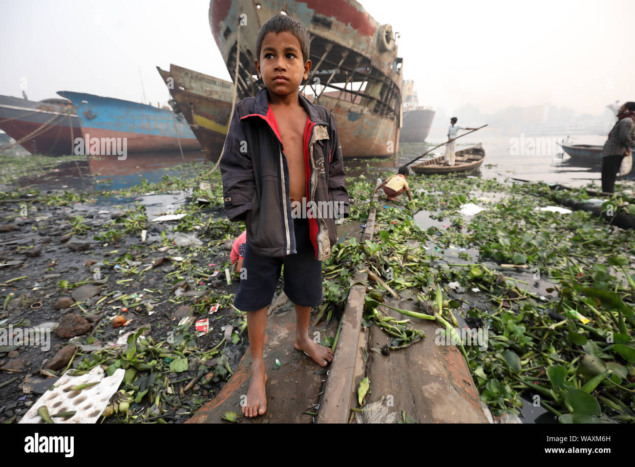 Enfant des rues de Dhaka, Bangladesh. Le Bangladesh a un nombre estimé de 670 000 enfants des rues ci-dessus Banque D'Images
