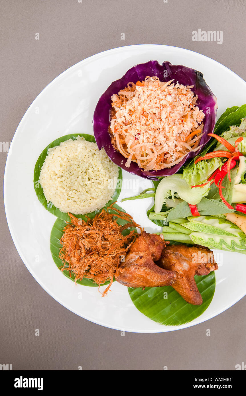 Plat traditionnel thaï, le riz au lait de coco cook manger avec Som Tum (Salade de papaye), porc sucré râpé et frites de poulets. Banque D'Images