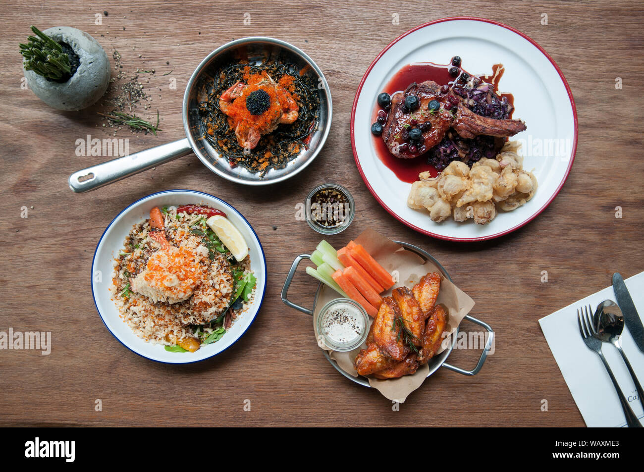 L'italien et de l'ouest fushion aliments sur la table en bois. Banque D'Images