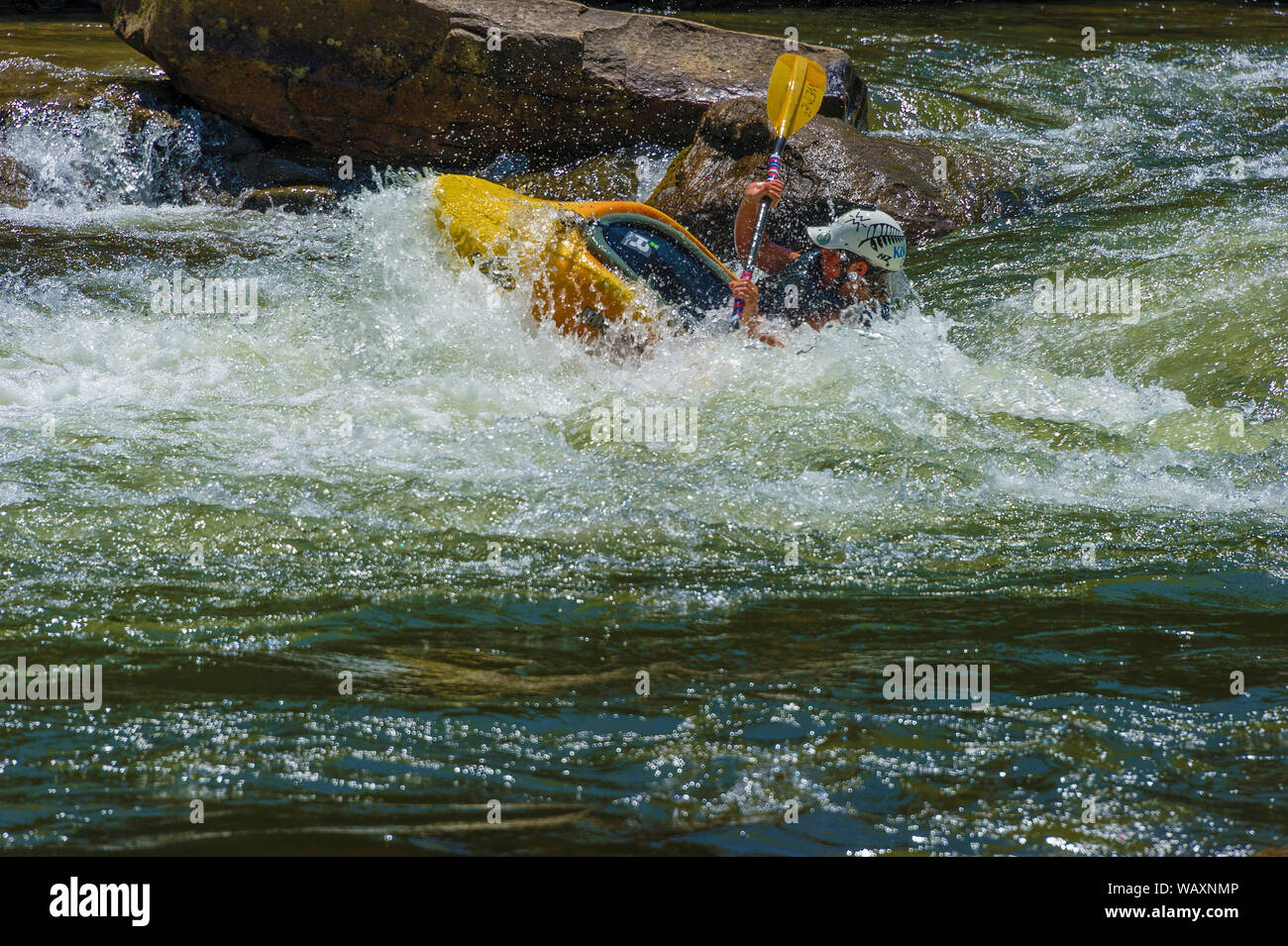 Durham, Caroline du Nord, USA - 3 août 2019 : Train s'arrêter au centre de plein air de Nantahala où on peut observer les kayakistes exécuter un parcours sur le Nanta Banque D'Images