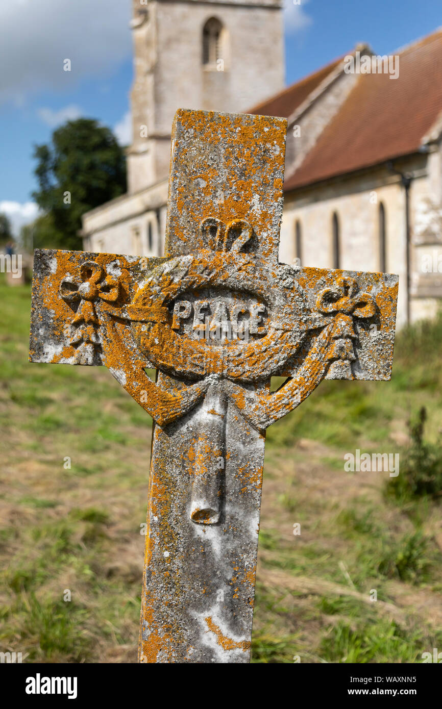 Pierre de la paix - Église St Giles dans le village déserté d'Imber, plaine de Salisbury, Wiltshire, Angleterre, Royaume-Uni Banque D'Images