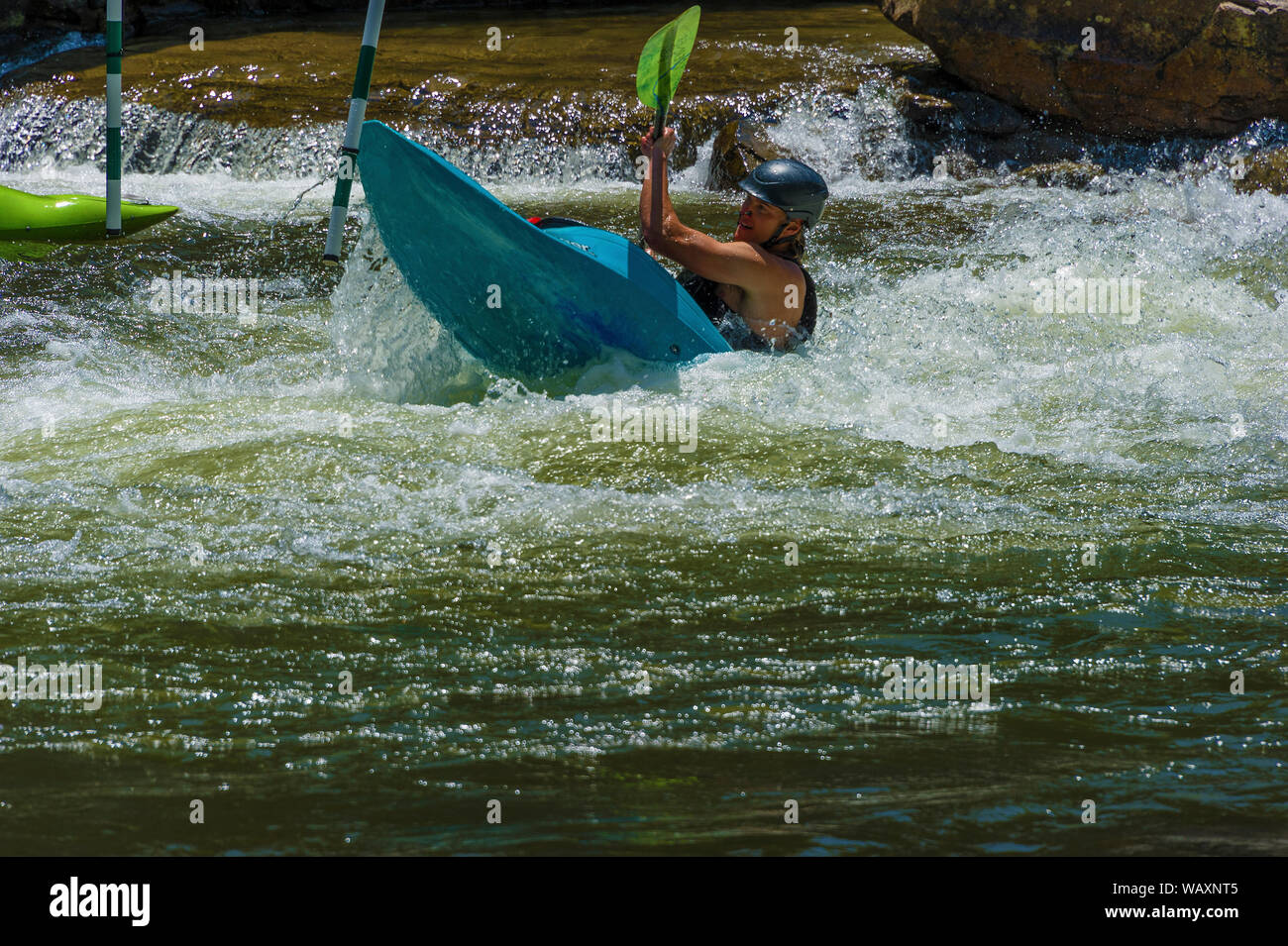 Durham, Caroline du Nord, USA - 3 août 2019 : Train s'arrêter au centre de plein air de Nantahala où on peut observer les kayakistes exécuter un parcours sur le Nanta Banque D'Images