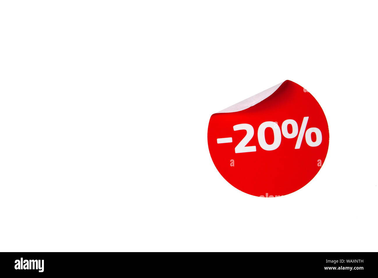 Discount ronde rouge autocollant avec bord recourbé isolé sur fond blanc. Banque D'Images