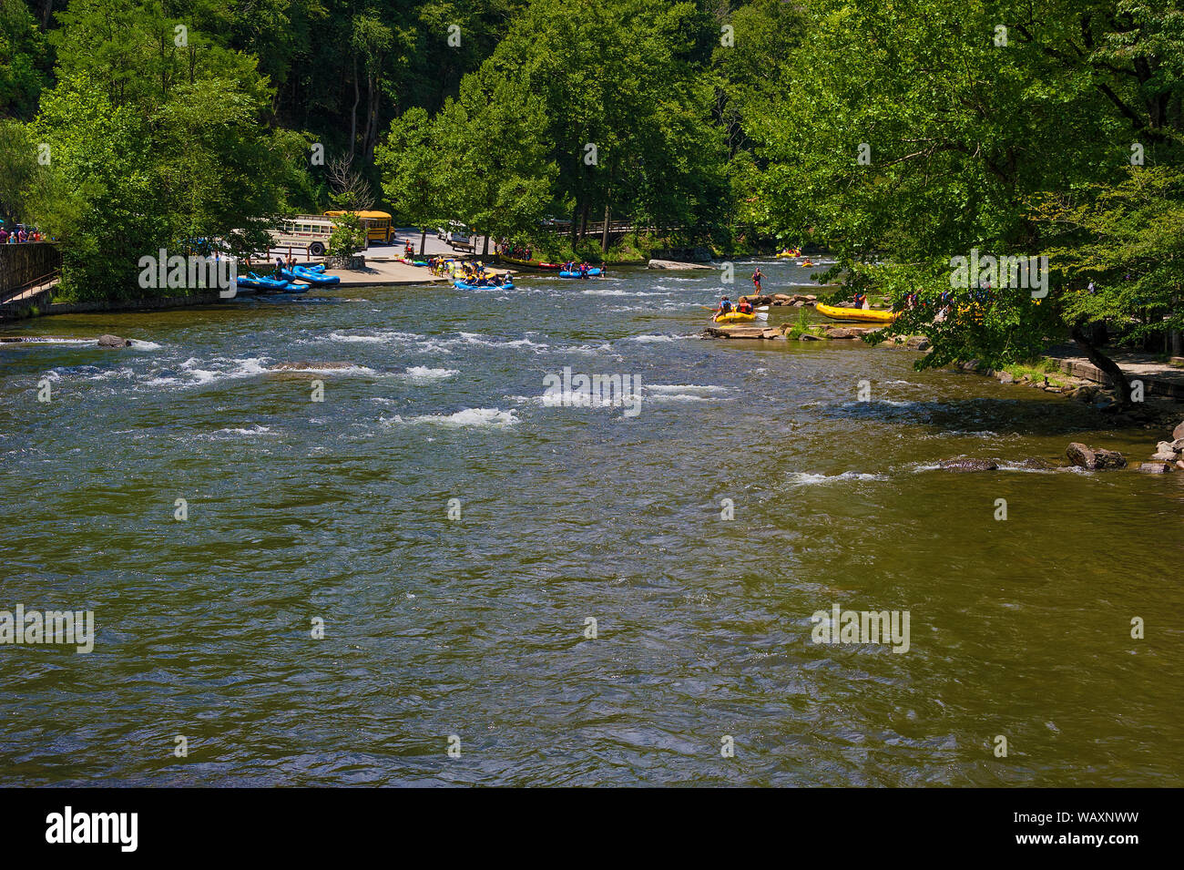 Durham, Caroline du Nord, USA - 3 août 2019 : Rafter's prépare à lancer le long de la rivière Natahala au Centre de plein air Natahala dans le Nantahala N Banque D'Images