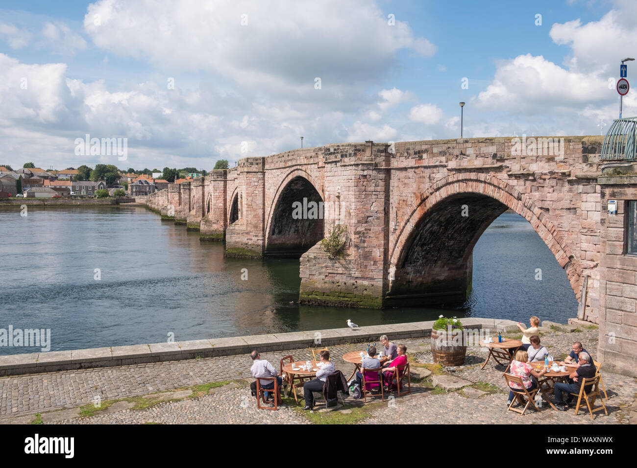 Berwick Pont, également connu sous le nom de l'ancien pont, enjambe la rivière Tweed à Berwick-upon-Tweed, Northumberland, la ville le plus au nord de l'Angleterre, Royaume-Uni Banque D'Images