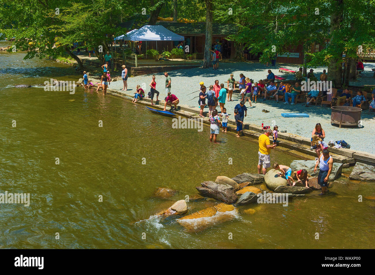 ,Durham, Caroline du Nord, USA - 3 août 2019 : Les gens jouent et s'asseoir à l'ombre le long du fleuve de Nantahala au Centre de plein air de Nantahala dans le Nant Banque D'Images