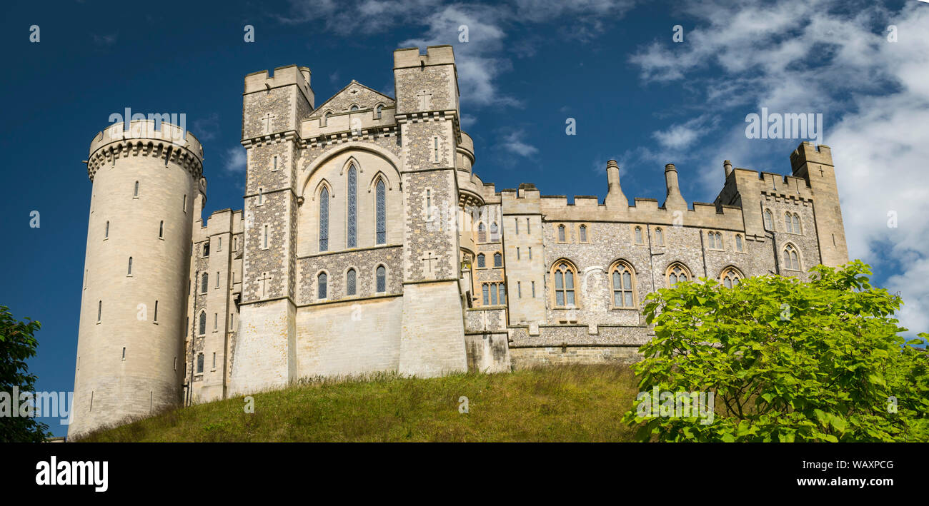 Arundel Castle sur un anglais été, le château dispose de vastes jardins avec une chapelle catholique aussi. Situé à Arundel, Sussex de l'Ouest. L'Angleterre. Banque D'Images