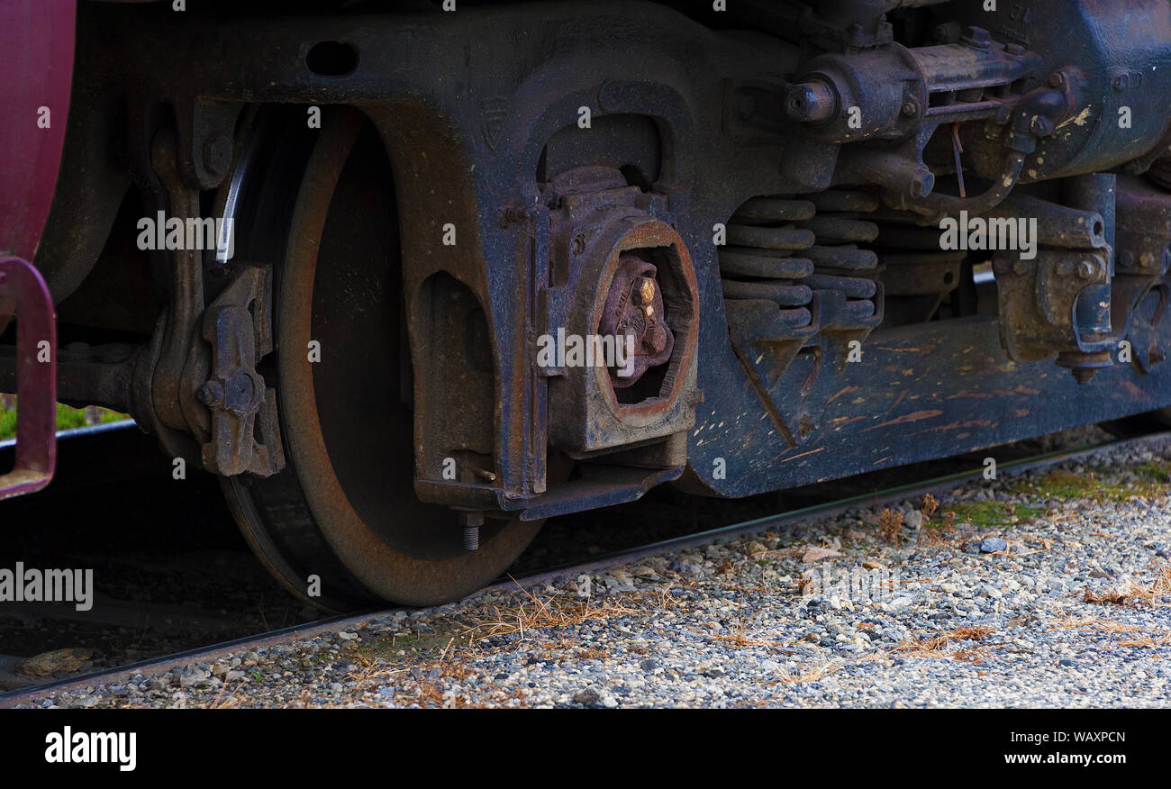 Close up des roues et les ressorts d'une voiture de train assis sur une voie ferrée. Banque D'Images