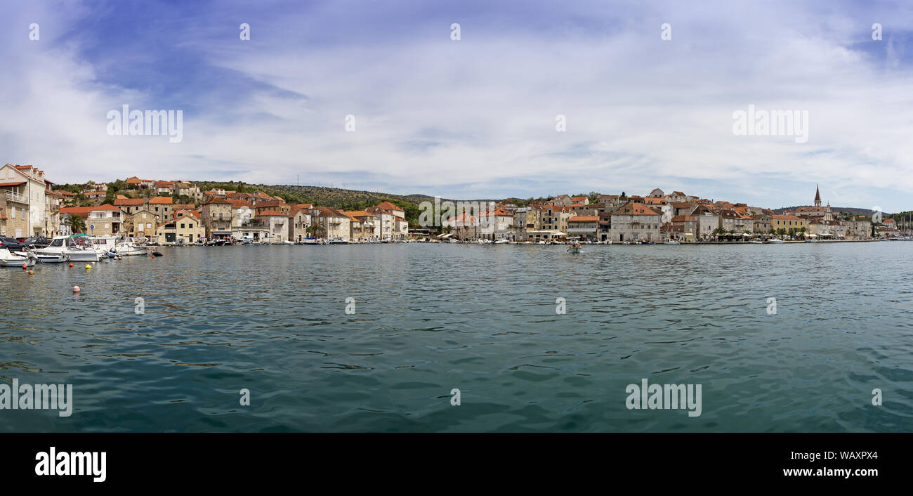 Voir de belles Milna port sur journée ensoleillée, île de Brac, Croatie Banque D'Images