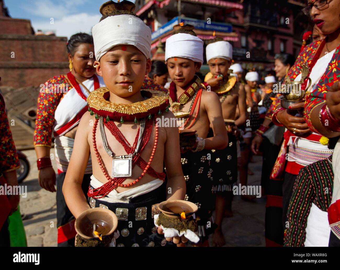 Bhaktapur. Août 22, 2019. Les jeunes dévots avec lampes à huile effectuer un cortège rituel dans Bhaktapur, Népal le 22 août 2019, un jour avant l'Krishna Janmasthami Festival. Source : Xinhua/Sulav Shrestha Banque D'Images