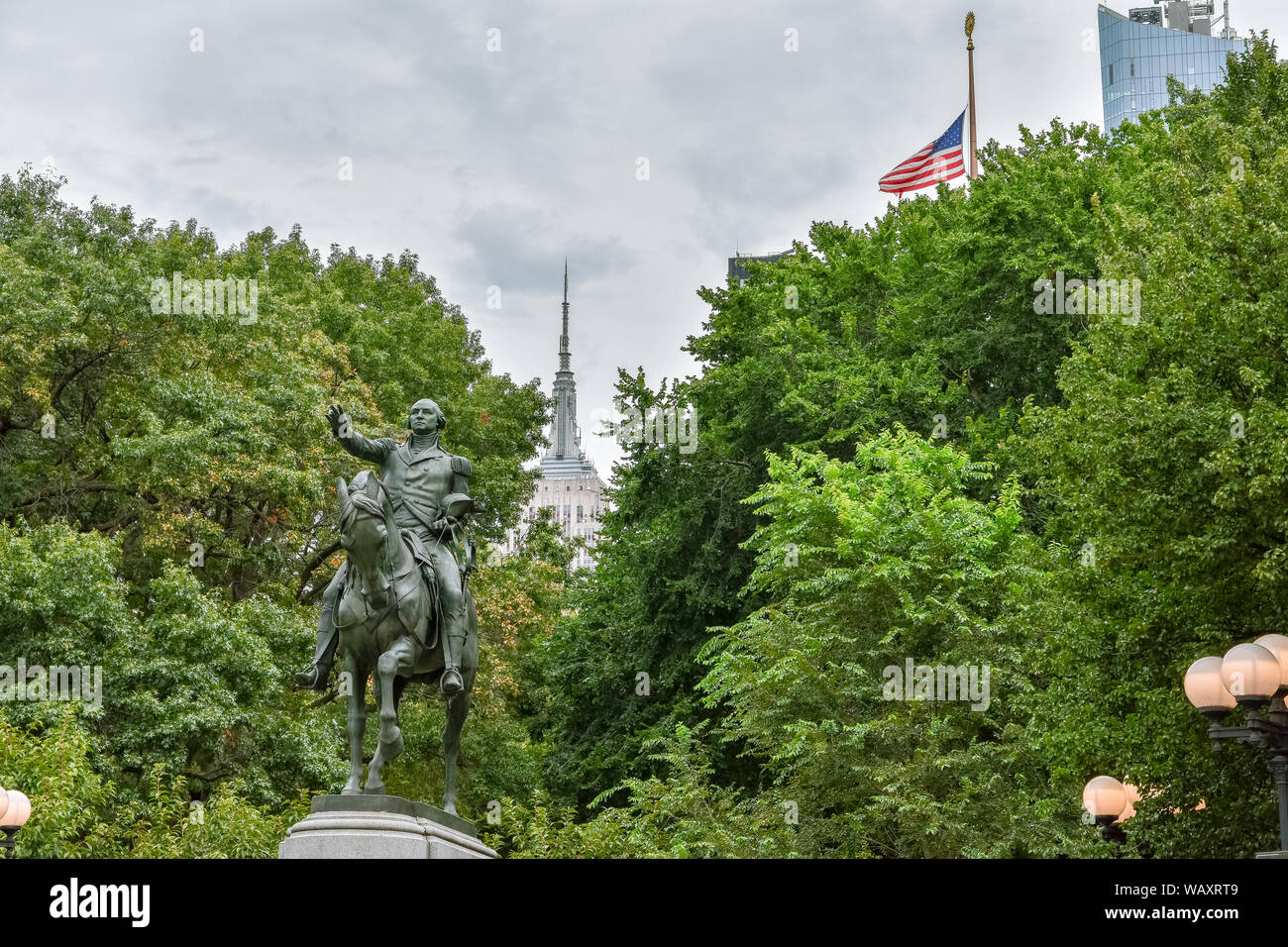 Statue de George Washington à Union Square Park. Empire State et US flag à fond. New York City, USA. Banque D'Images
