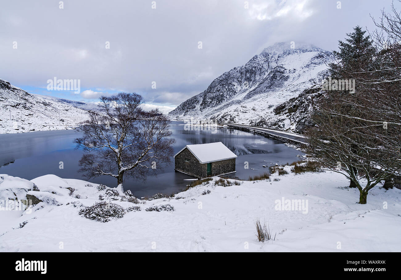Llyn Ogwen en hiver à l'est avec le boathouse montrant un5 road et à droite la montagne Tryfan Parc National de Snowdonia au nord du Pays de Galles UK Février 2018 Banque D'Images