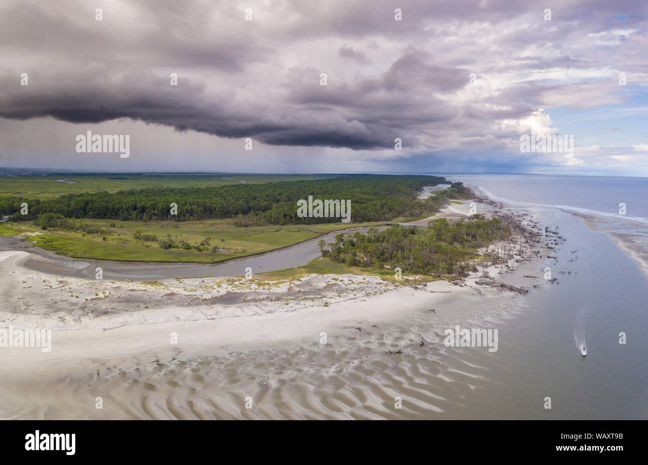 Vue aérienne de l'île en bateau avec passage d'orage approche. Banque D'Images