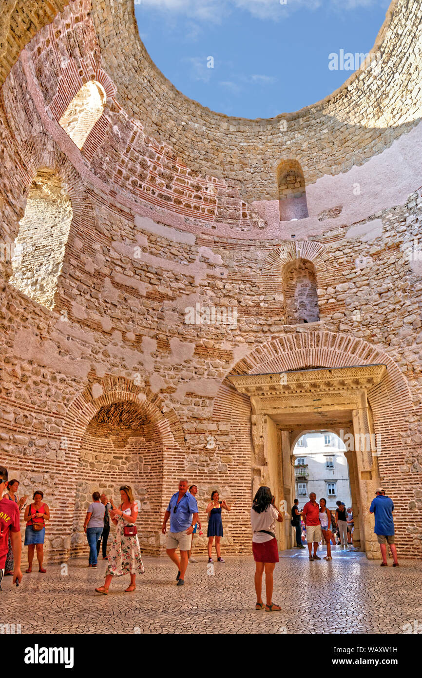 Vestibule atrium dans le palais de Dioclétien à Split sur la côte dalmate de la Croatie. Banque D'Images