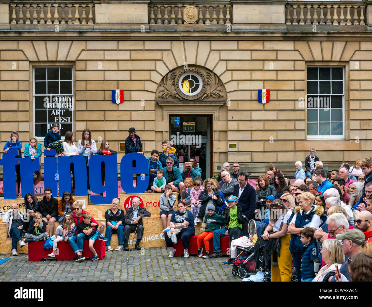 Royal Mile, Édimbourg, Écosse, Royaume-Uni, 22 août 2019. Edinburgh Festival Fringe : Un public regarde un artiste de rue au cours des derniers jours de la frange en place du Parlement à l'extérieur de l'Institut Français Banque D'Images