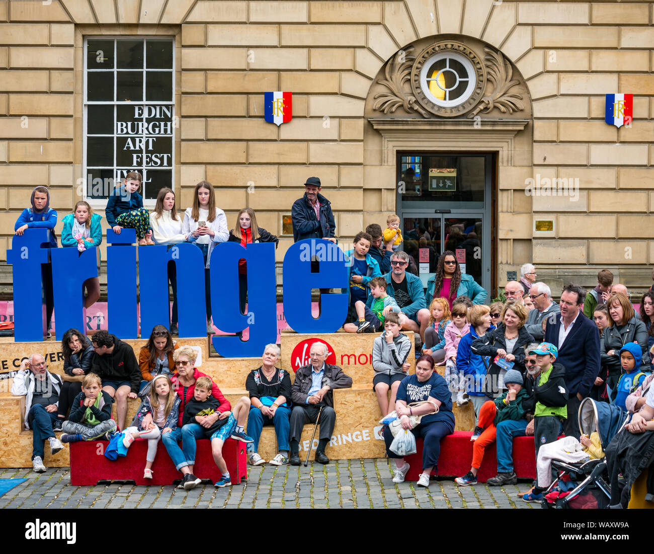 Royal Mile, Édimbourg, Écosse, Royaume-Uni, 22 août 2019. Edinburgh Festival Fringe : Un public regarde un artiste de rue au cours des derniers jours de la frange en place du Parlement à l'extérieur de l'Institut Français Banque D'Images