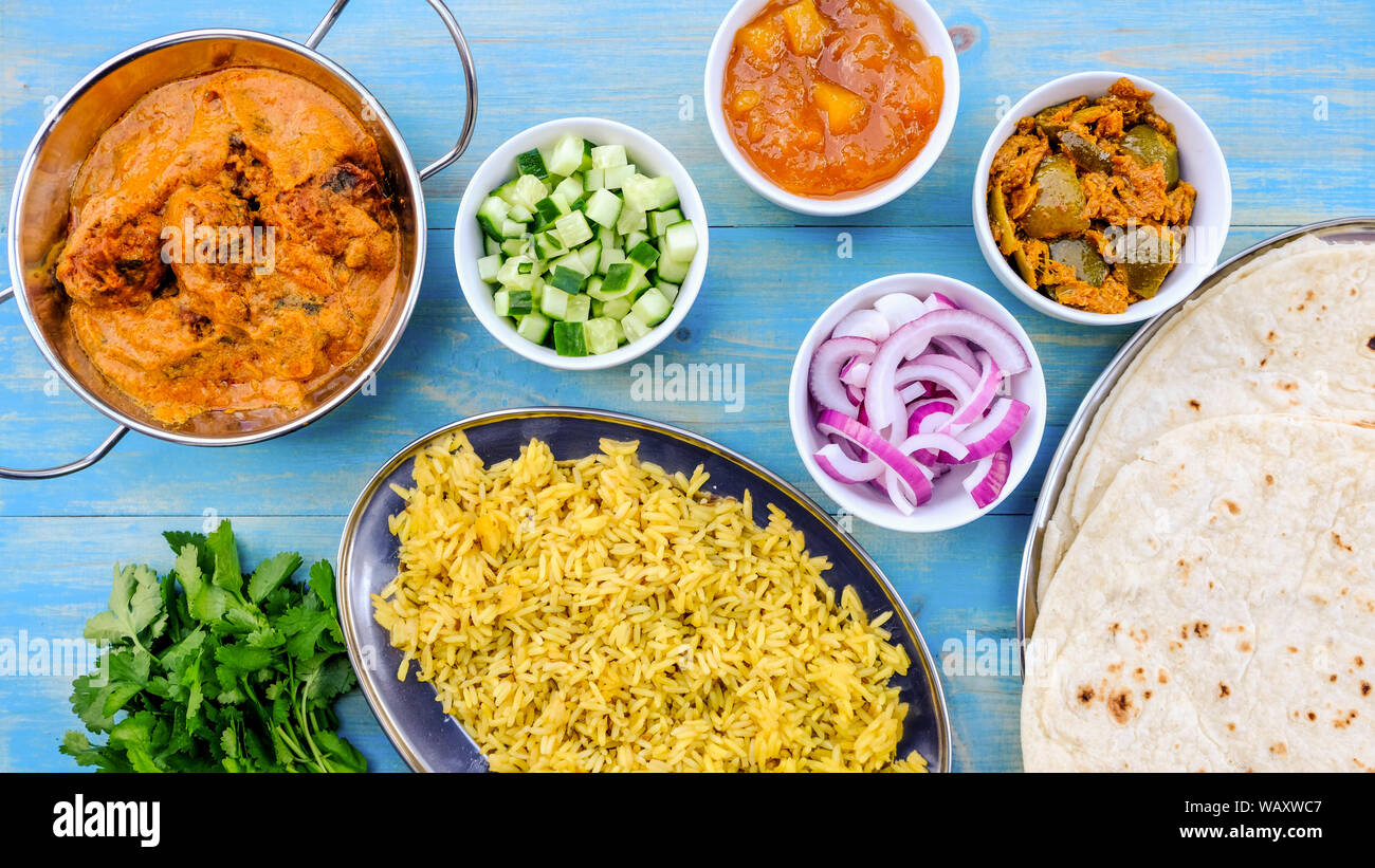 L'Indienne Kofta curry végétarien avec du riz pilaf et des cornichons Banque D'Images