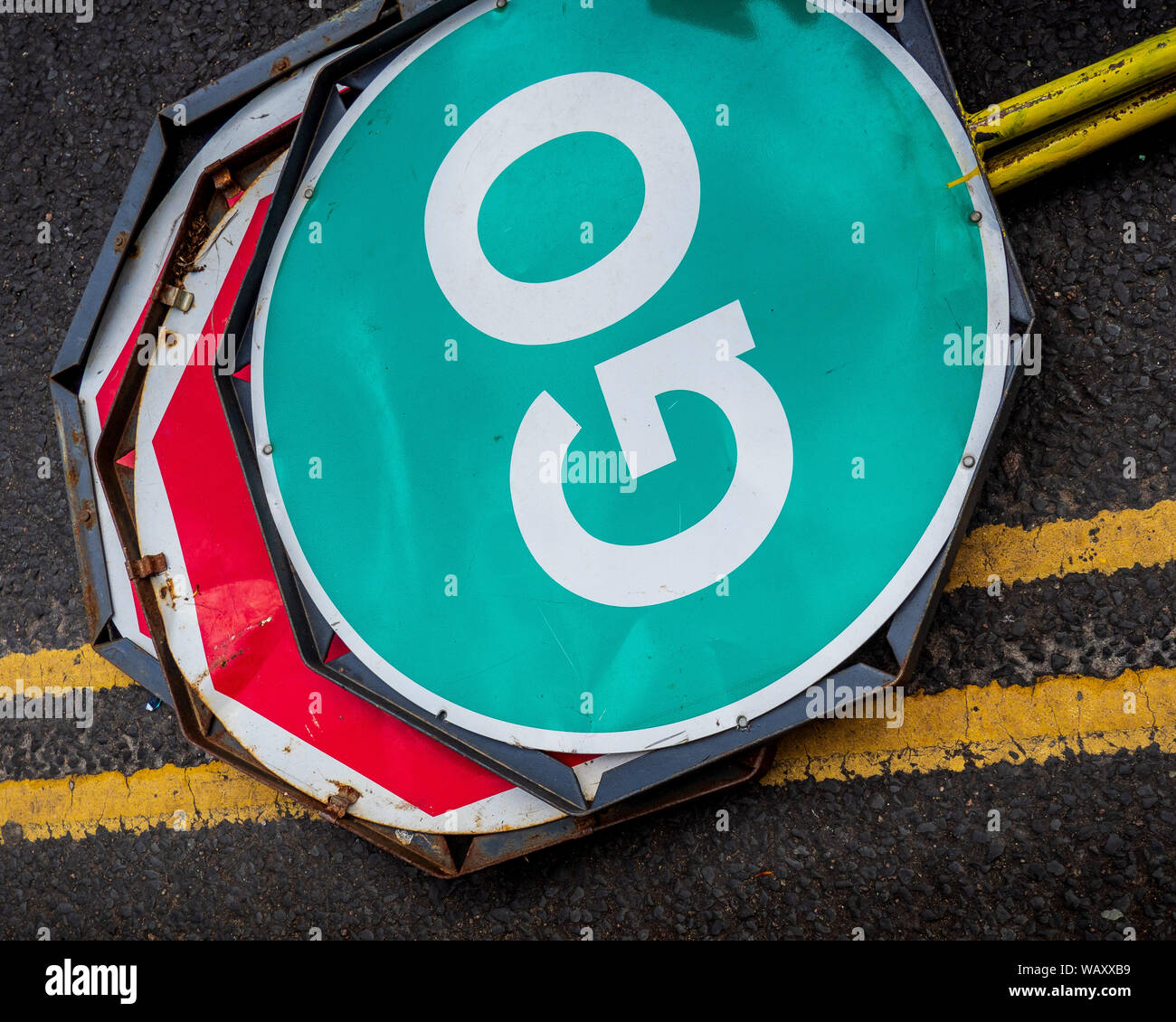 Arrêter de voir des signes de travaux à gauche sur le bord de la route. Stop and Go Signes Lollipop Banque D'Images