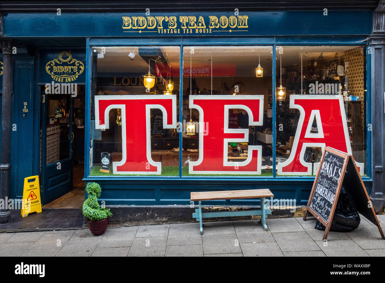 La boutique de thé, UK. La boutique de thé à Norwich au Royaume-Uni. Le salon de thé de Biddi un organisme indépendant d'inspiration victorienne plateau maison fondée en 2010. Banque D'Images