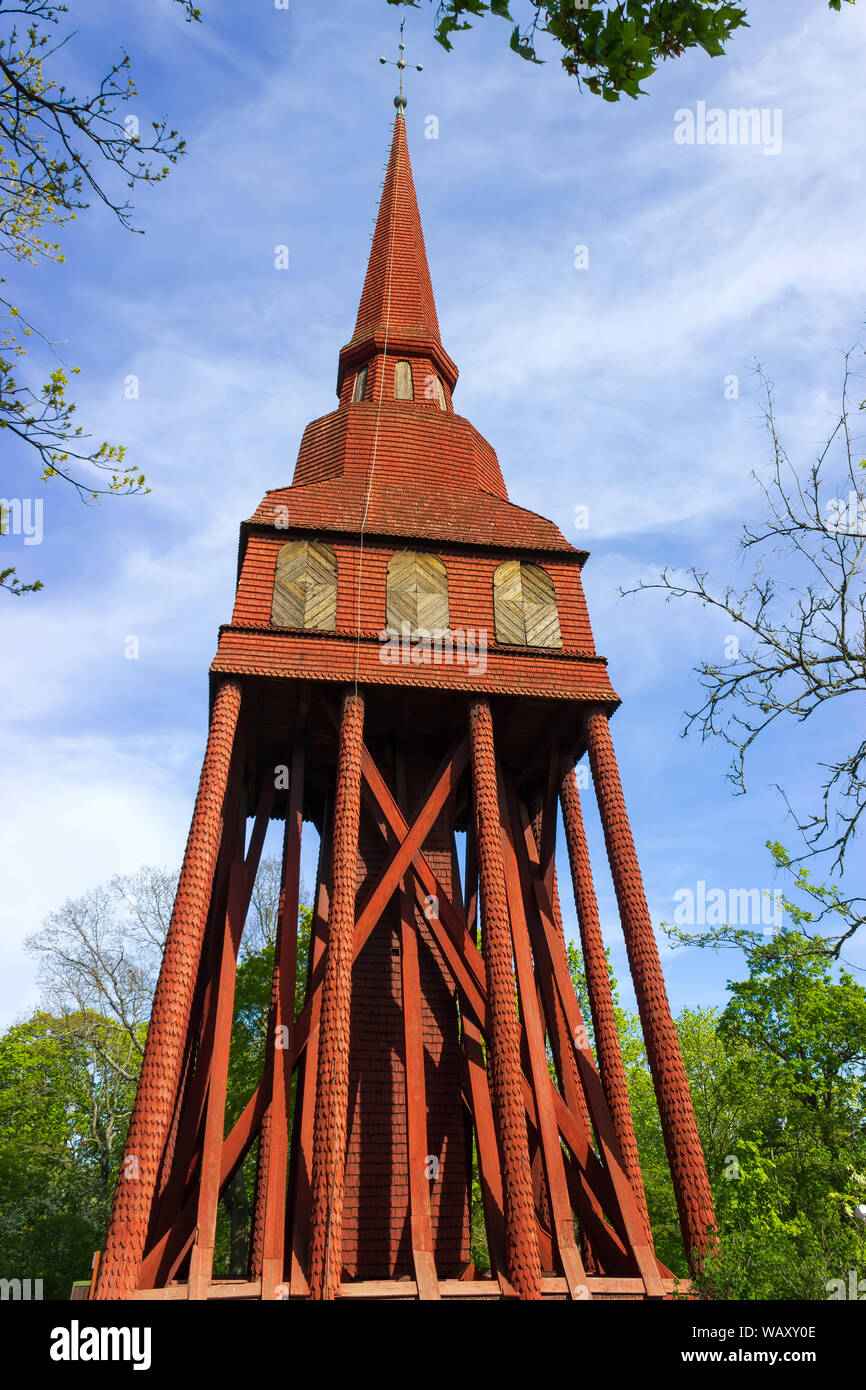 L'Hallestad beffroi en bois est le plus haut beffroi en Suède. Il a été construit en 1970. C'est la hauteur est 40,5m. Parc du musée en plein air de Skansen. Djurgarden Banque D'Images