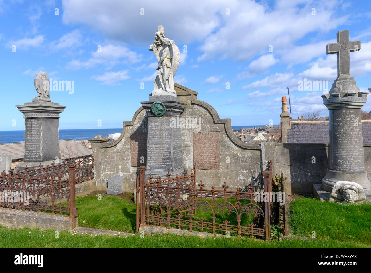 Tombes du cimetière en l'église paroissiale de MacDuff, MacDuff, Aberdeenshire, Scotland, UK - Bodie y compris la famille Marie mystique Banque D'Images