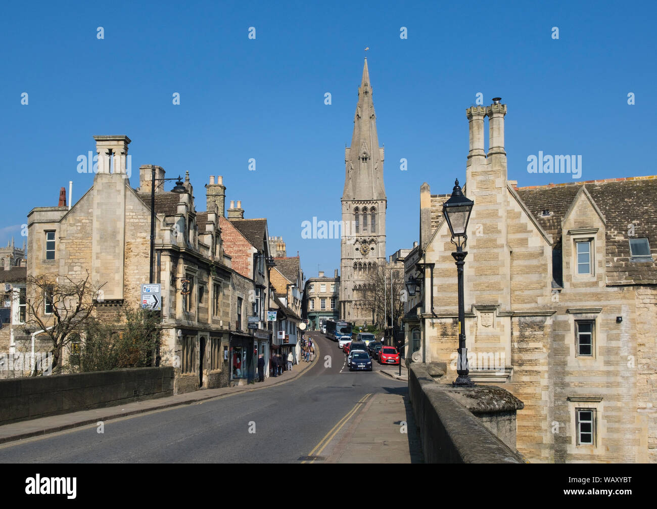 Vue depuis le pont de la ville à la rue en pierre de St Mary's Hill à l'église de St Mary the Virgin à Stamford Lincolnshire Banque D'Images