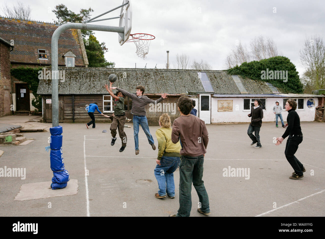 Les élèves jouant au basket-ball dans l'aire de jeux à l'école Steiner Waldorf à Hereford, ROYAUME UNI Banque D'Images