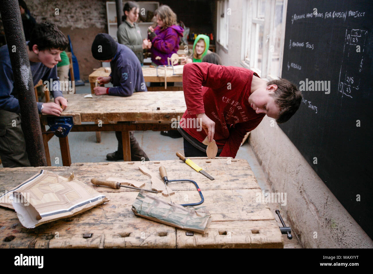 Les élèves d'une classe de menuiserie à l'école Steiner Waldorf à Hereford, ROYAUME UNI Banque D'Images